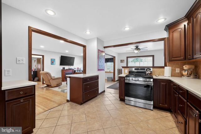 13 PEBBLE LN, Cherry Hill, NJ 08002