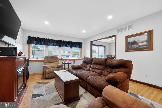 13 PEBBLE LN, Cherry Hill, NJ 08002