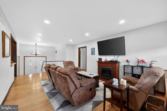 13 PEBBLE LN, Cherry Hill, NJ 08002
