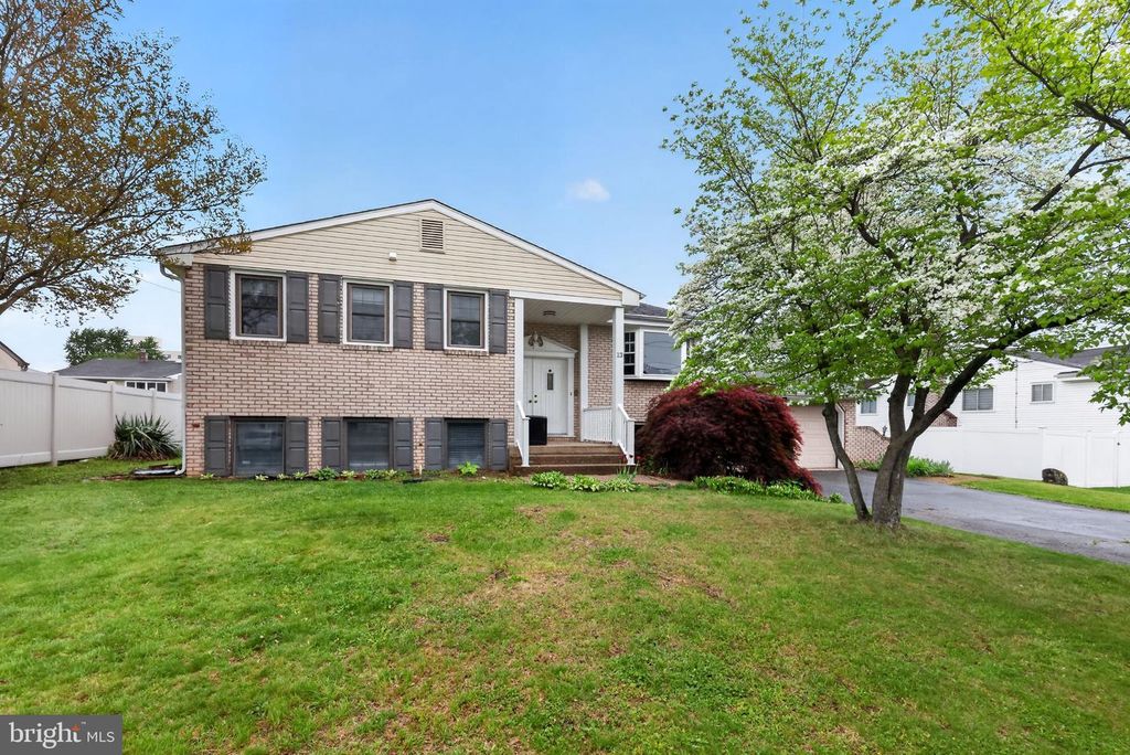 13 PEBBLE LN, Cherry Hill, NJ 08002