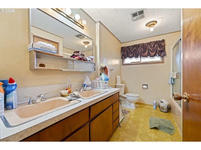 1309 Hawthorne Ave, Reedsport, OR 97467