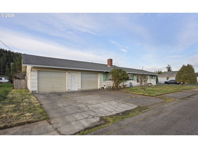 1309 Hawthorne Ave, Reedsport, OR 97467