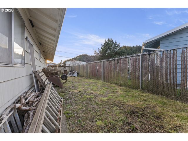 1309 Hawthorne Ave, Reedsport, OR 97467