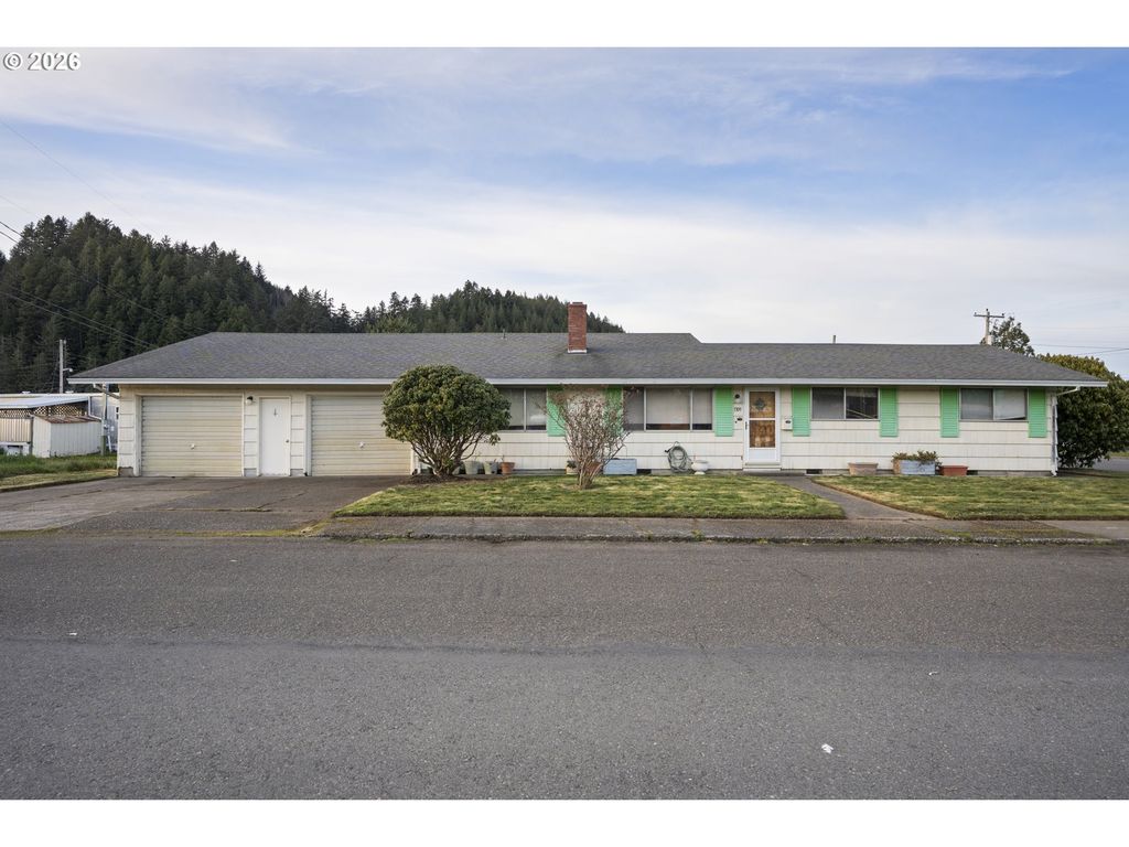 1309 Hawthorne Ave, Reedsport, OR 97467