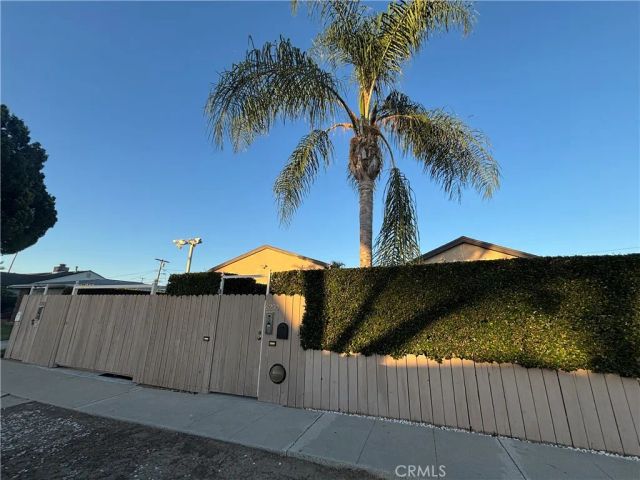 6250 Aura Avenue, Tarzana, CA 91335