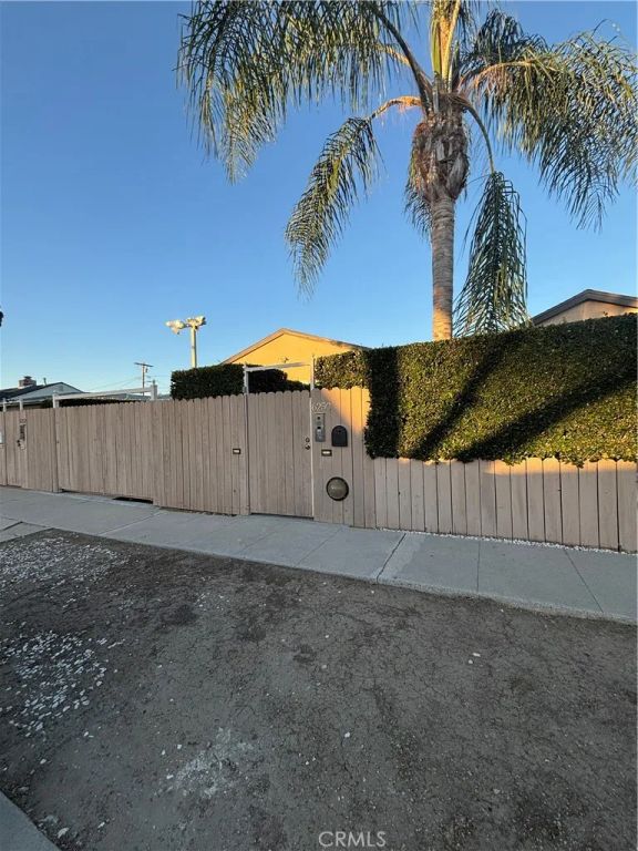 6250 Aura Avenue, Tarzana, CA 91335