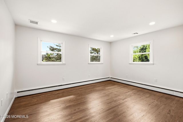 17 Ridgewood Drive, Toms River, NJ 08755