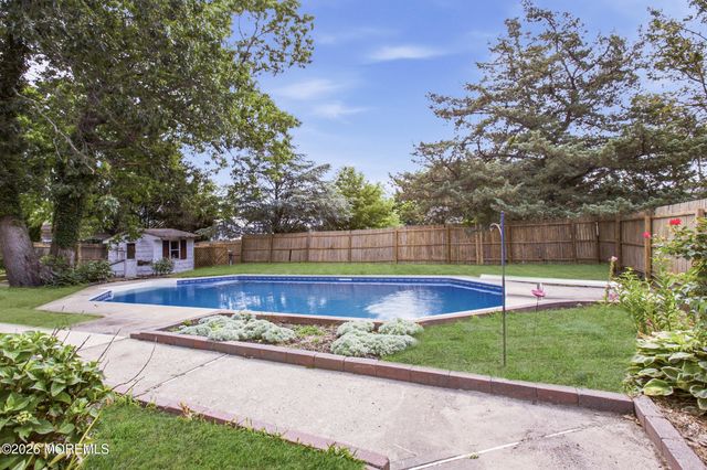 17 Ridgewood Drive, Toms River, NJ 08755