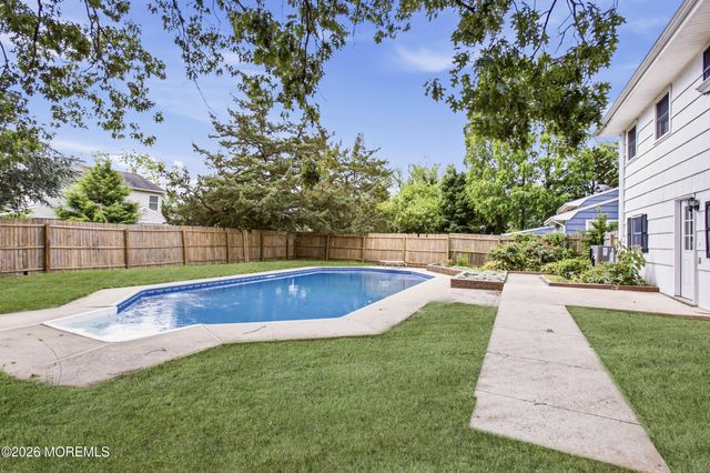 17 Ridgewood Drive, Toms River, NJ 08755