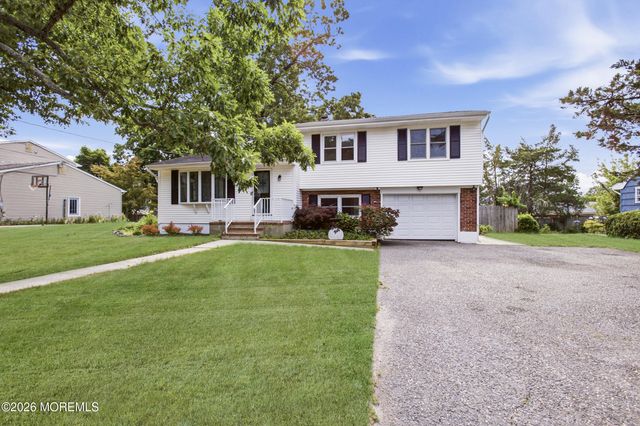 17 Ridgewood Drive, Toms River, NJ 08755