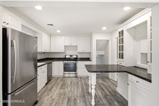 17 Ridgewood Drive, Toms River, NJ 08755