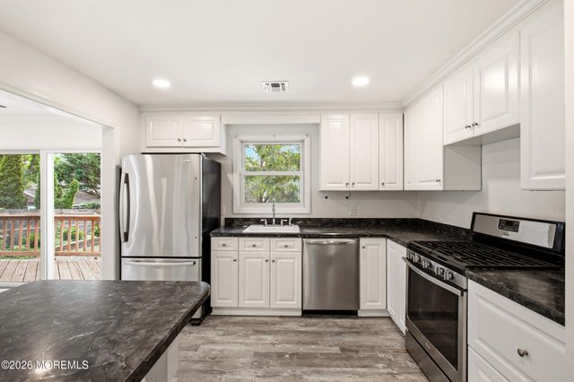 17 Ridgewood Drive, Toms River, NJ 08755