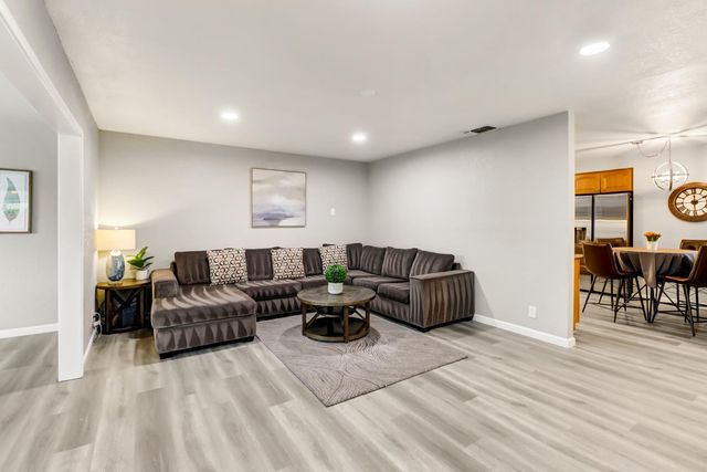 2040 Kellogg Way, Rancho Cordova, CA 95670