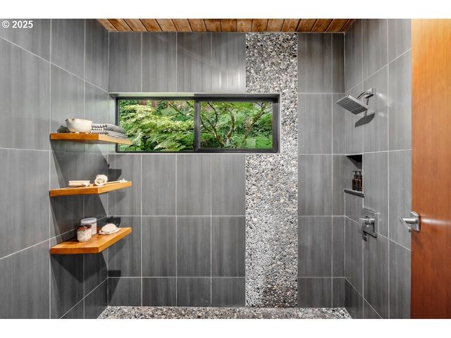 700 PEBBLE BEACH Ct, Lake Oswego, OR 97034