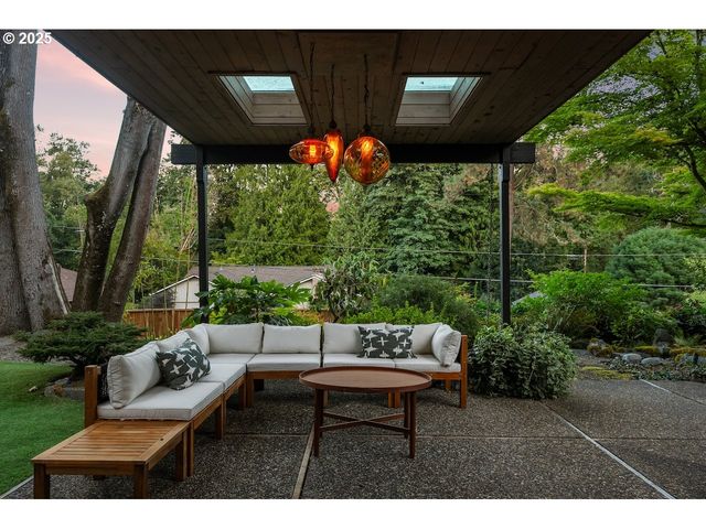 700 PEBBLE BEACH Ct, Lake Oswego, OR 97034