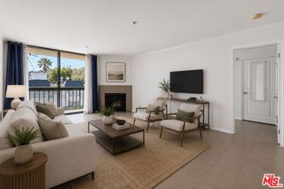 7320 Hawthorn Avenue 203, Los Angeles, CA 90046