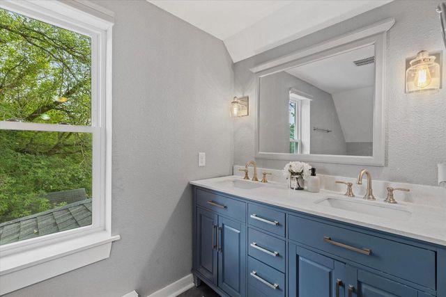 N4W22625 Bluemound ROAD, Waukesha, WI 53186