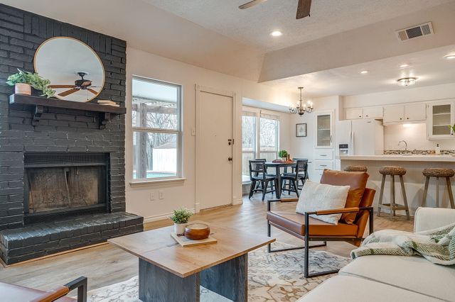 800 Crestview Drive, Burleson, TX 76028