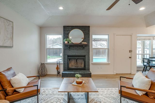 800 Crestview Drive, Burleson, TX 76028