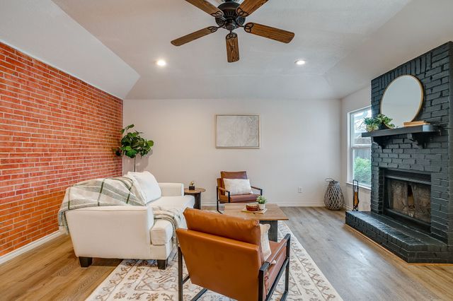 800 Crestview Drive, Burleson, TX 76028