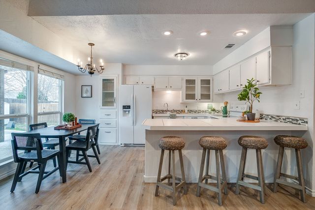 800 Crestview Drive, Burleson, TX 76028