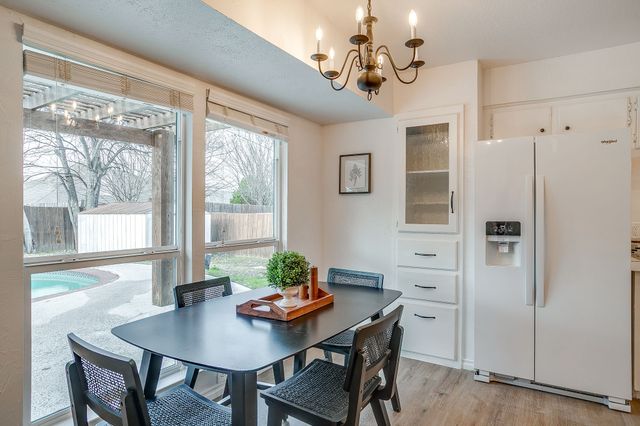 800 Crestview Drive, Burleson, TX 76028