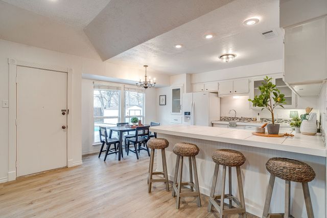 800 Crestview Drive, Burleson, TX 76028