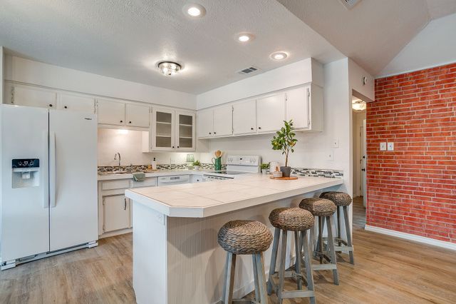 800 Crestview Drive, Burleson, TX 76028