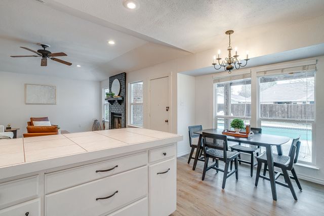 800 Crestview Drive, Burleson, TX 76028