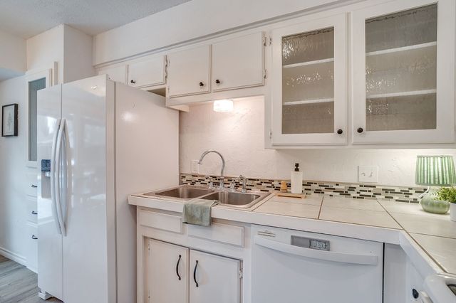 800 Crestview Drive, Burleson, TX 76028