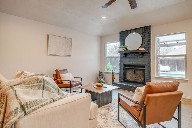 800 Crestview Drive, Burleson, TX 76028