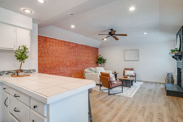 800 Crestview Drive, Burleson, TX 76028