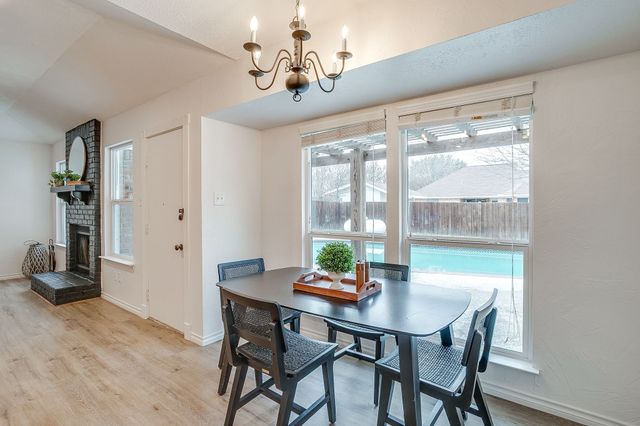 800 Crestview Drive, Burleson, TX 76028