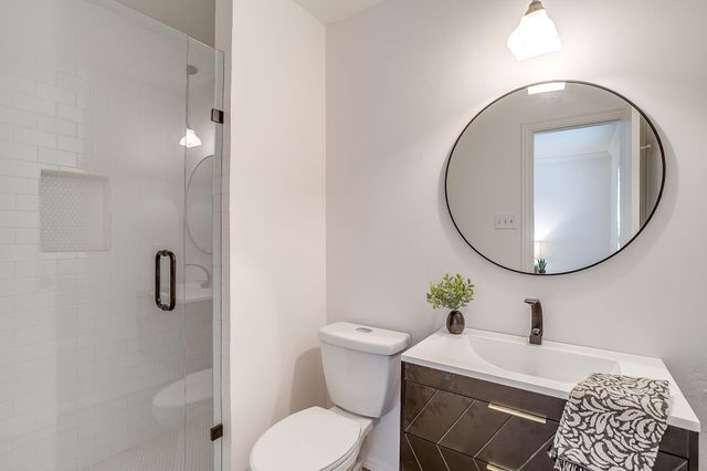 800 Crestview Drive, Burleson, TX 76028