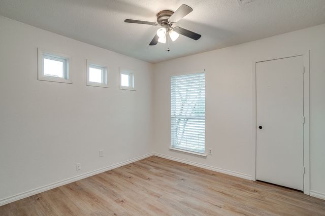 800 Crestview Drive, Burleson, TX 76028