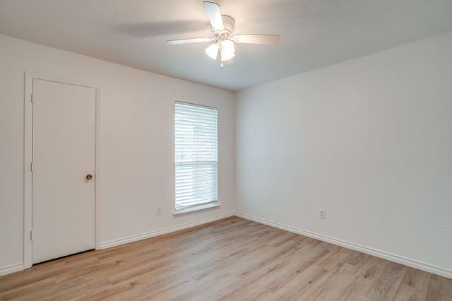 800 Crestview Drive, Burleson, TX 76028