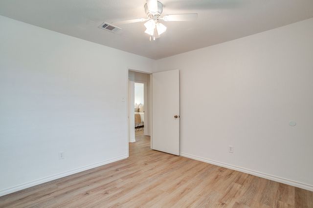 800 Crestview Drive, Burleson, TX 76028