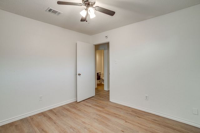 800 Crestview Drive, Burleson, TX 76028