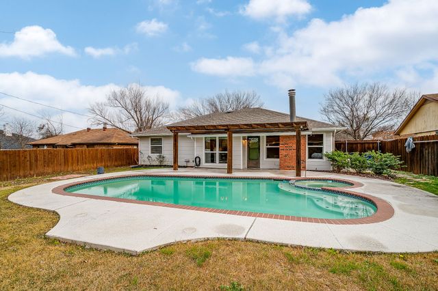 800 Crestview Drive, Burleson, TX 76028