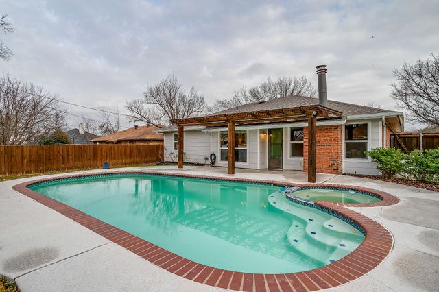 800 Crestview Drive, Burleson, TX 76028