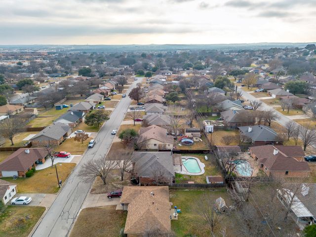 800 Crestview Drive, Burleson, TX 76028