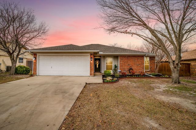 800 Crestview Drive, Burleson, TX 76028