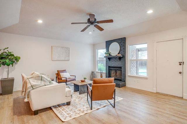 800 Crestview Drive, Burleson, TX 76028