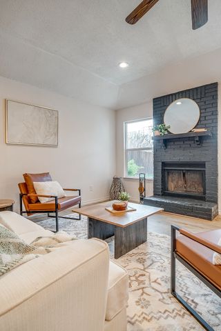 800 Crestview Drive, Burleson, TX 76028