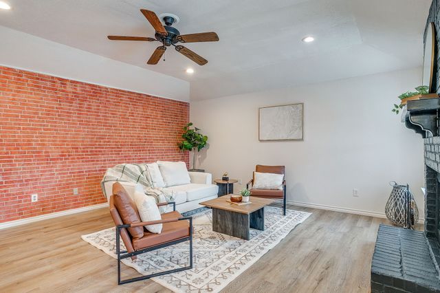 800 Crestview Drive, Burleson, TX 76028