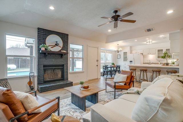 800 Crestview Drive, Burleson, TX 76028