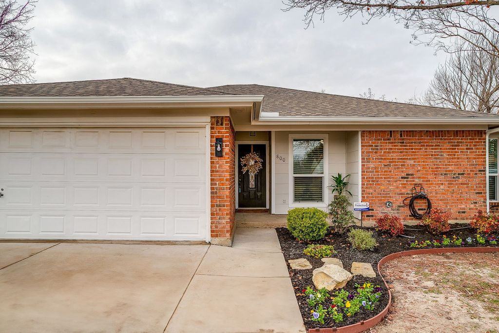 800 Crestview Drive, Burleson, TX 76028