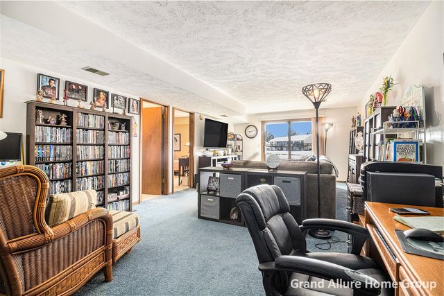 7005 E Springtree Lane 31, Grand Rapids, MI 49548