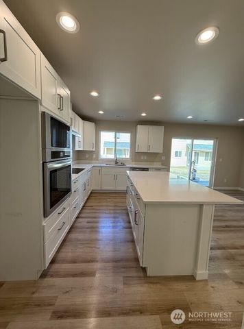 920 NW Sunburst Court, Moses Lake, WA 98837