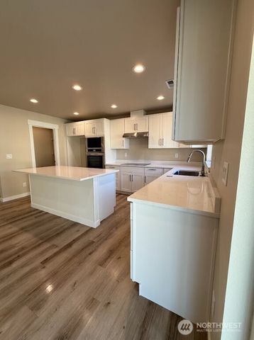 920 NW Sunburst Court, Moses Lake, WA 98837